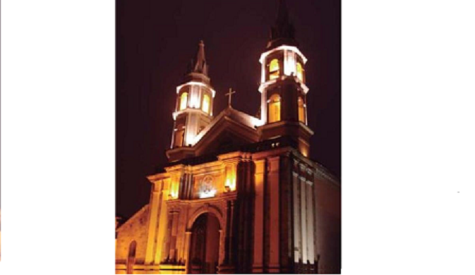 Iglesia de Caranqui iluminada por la noche